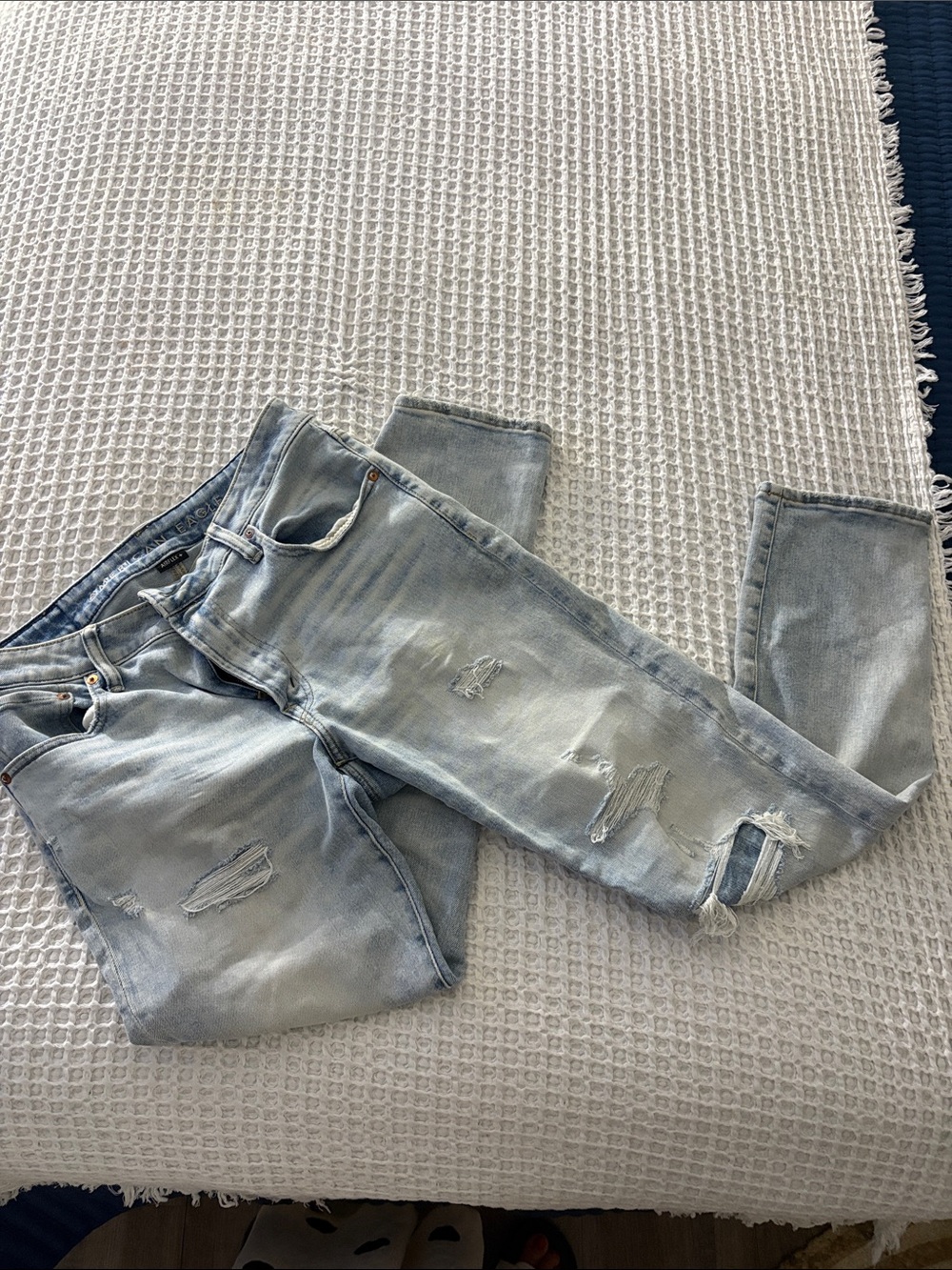American Eagle Outfitters Light Wash Distressed Men’s Jeans